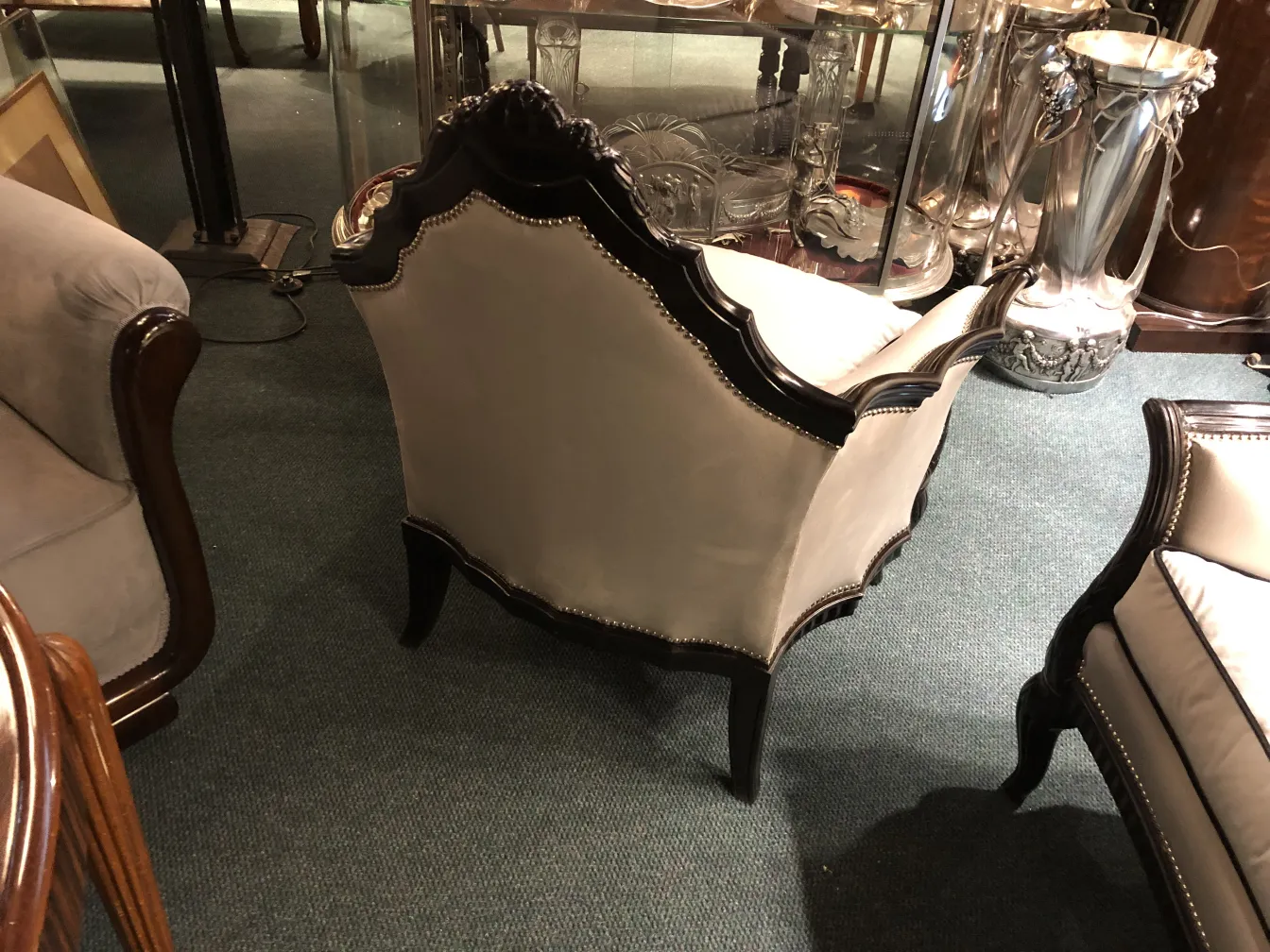 Tre poltrone antiche con stile classico in un ambiente accogliente.