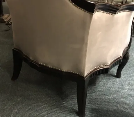 Três poltronas antigas com design elegante e pernas estilizadas