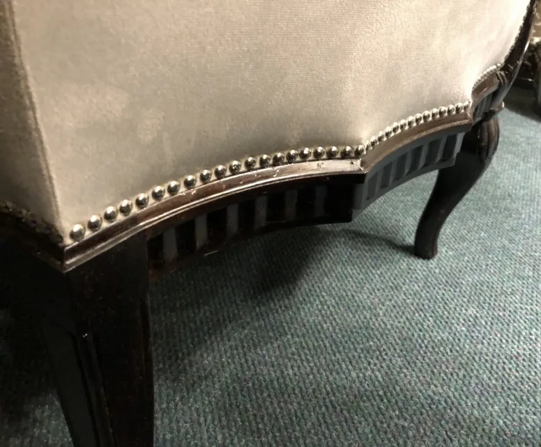 Tre poltrone antiche con design elegante e dettagli sottili