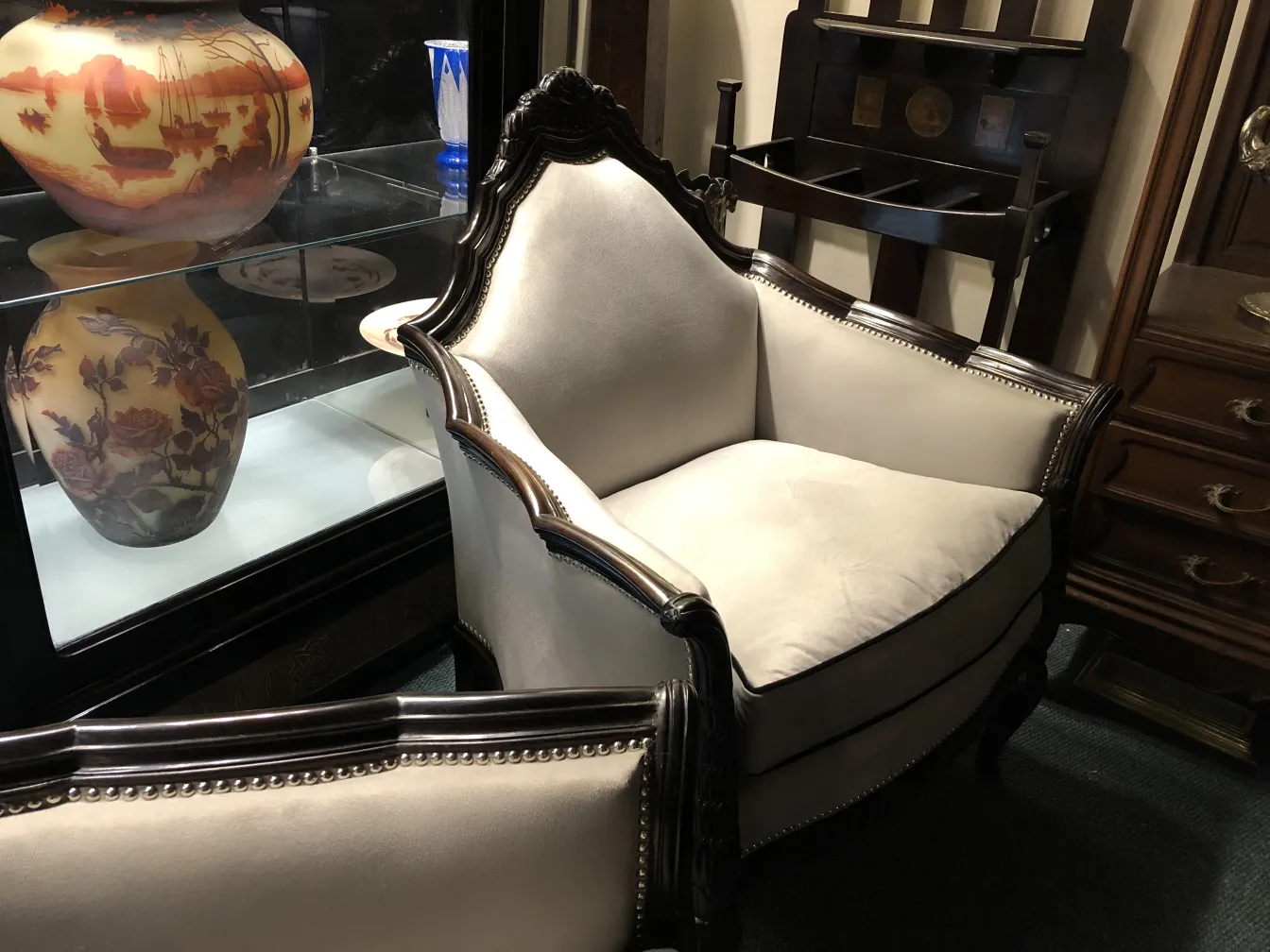 Tres sillones antiguos de Paul Follot en un entorno acogedor