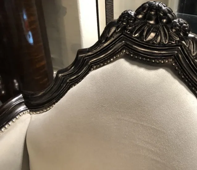 Três poltronas antigas com um encosto decorado e elegante