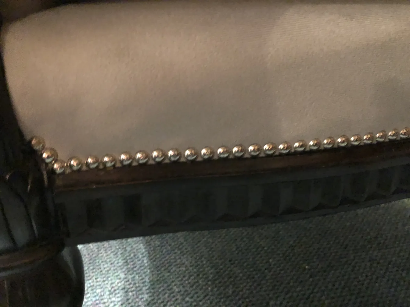 Detalhe de 3 poltronas antigas com tachinhas decorativas