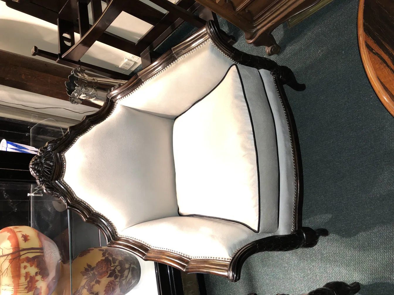 Três poltronas antigas em um ambiente acolhedor