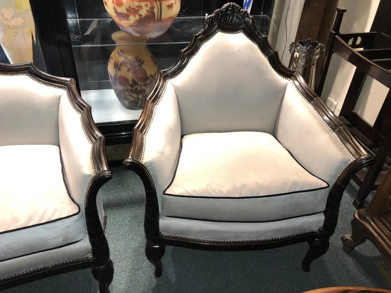 Tres sillones antiguos de diseño elegante, Paul Follot en un ambiente clásico.