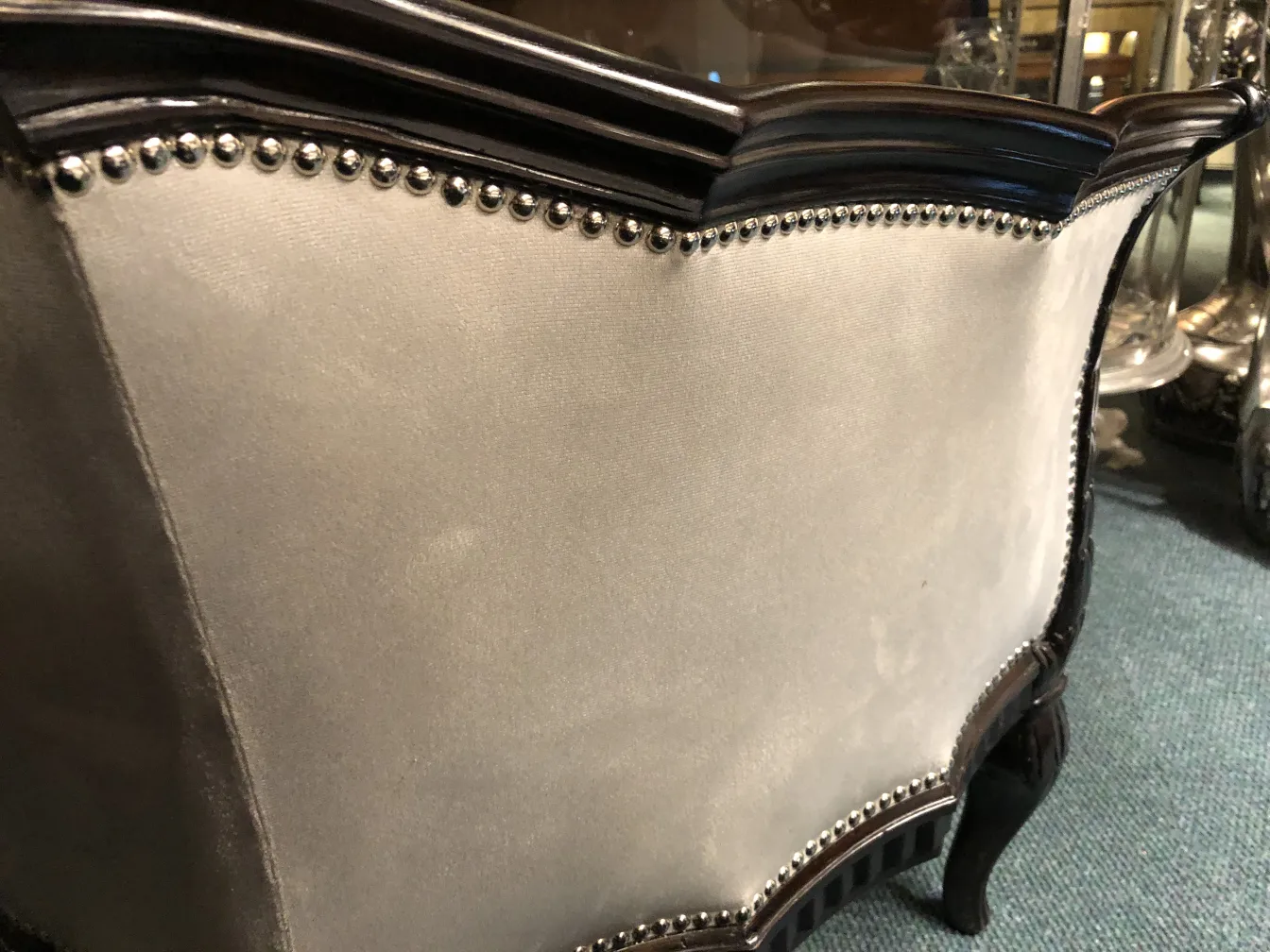 3 sillones antiguos, con detalles decorativos y elegante forma