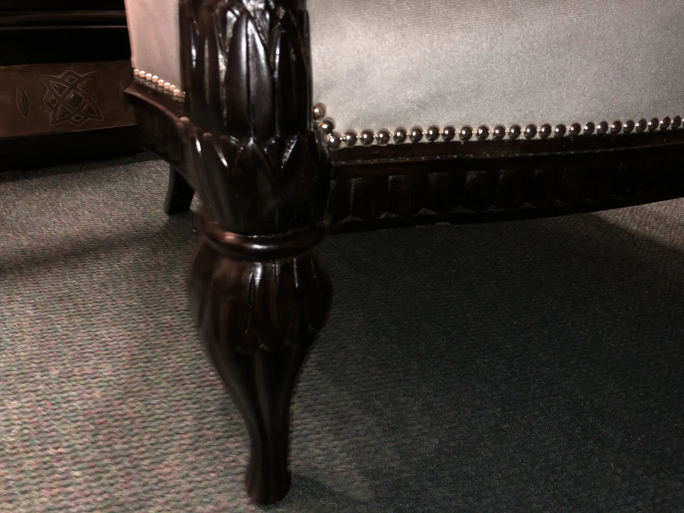 sillones antiguos con detalles ornamentales y patas talladas