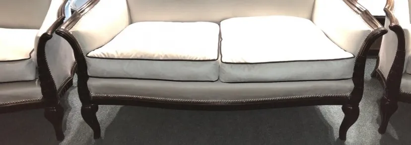 Conjunto de 3 sillones antiguos con cojines claros, elegante diseño.