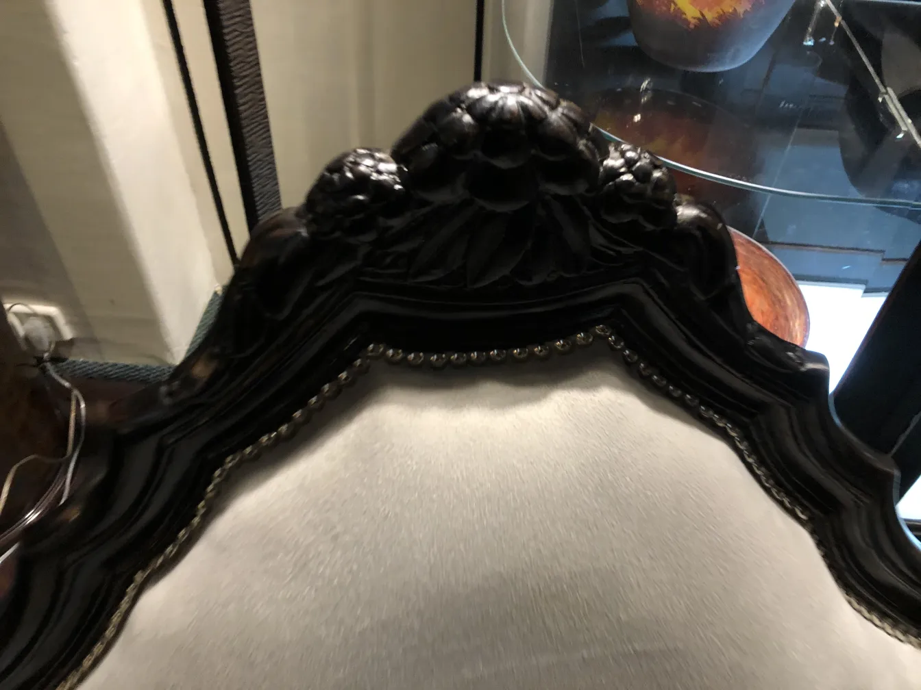 3 antike Armlehnstühle mit filigranen Details in einer einladenden Umgebung