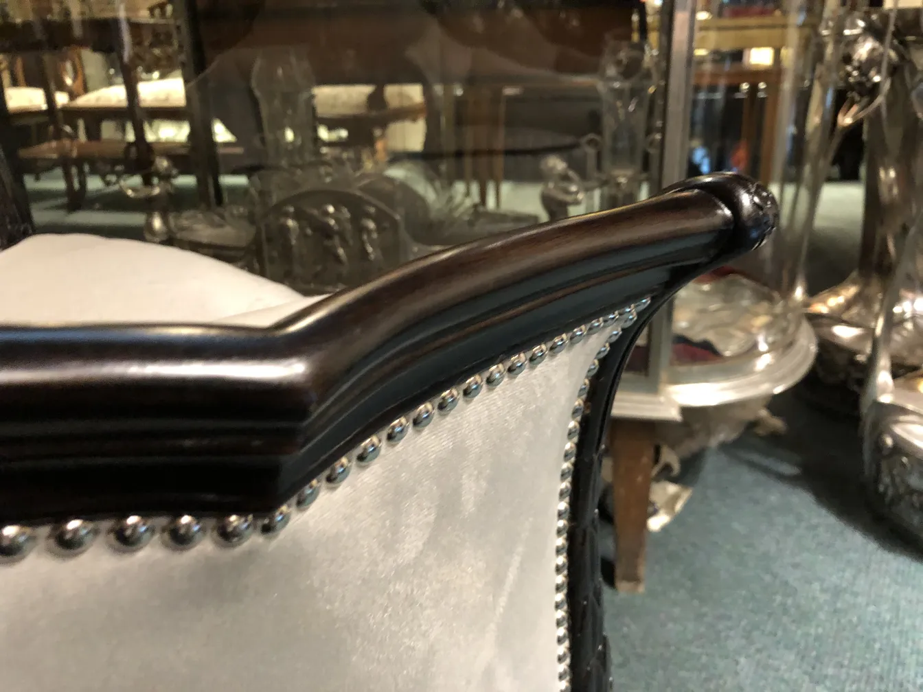 Vue latérale de trois fauteuils anciens dans un cadre chaleureux