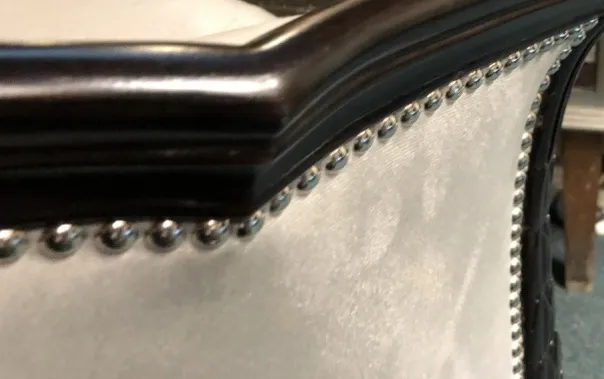 Détails sur les fauteuils anciens de Paul Follot, design élégant