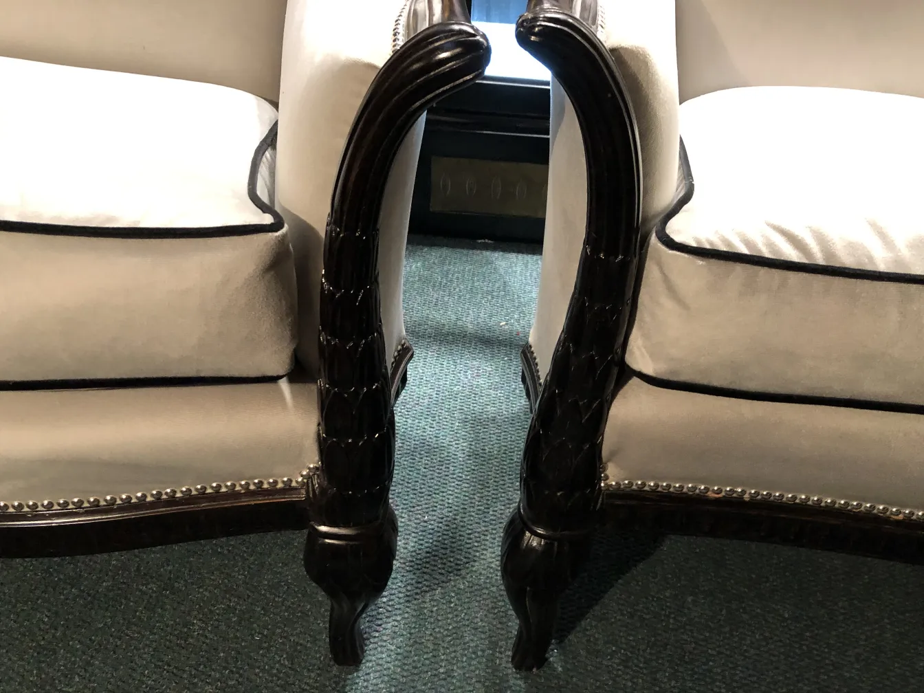 três poltronas antigas com detalhes decorativos