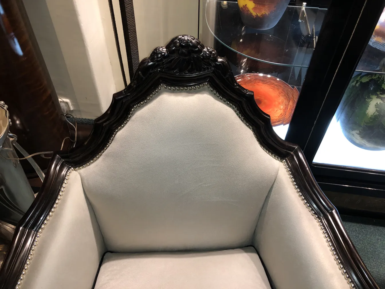 一把优雅的古董扶手椅，带有精致的细节和迷人的环境。