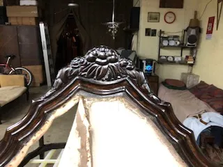 vue de dessus de 3 fauteuils anciens avec ornements