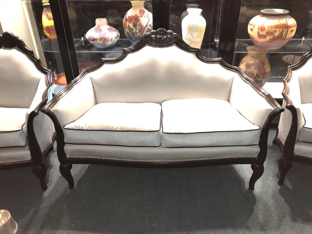 Tres sillones antiguos con cojines suaves y elegante diseño