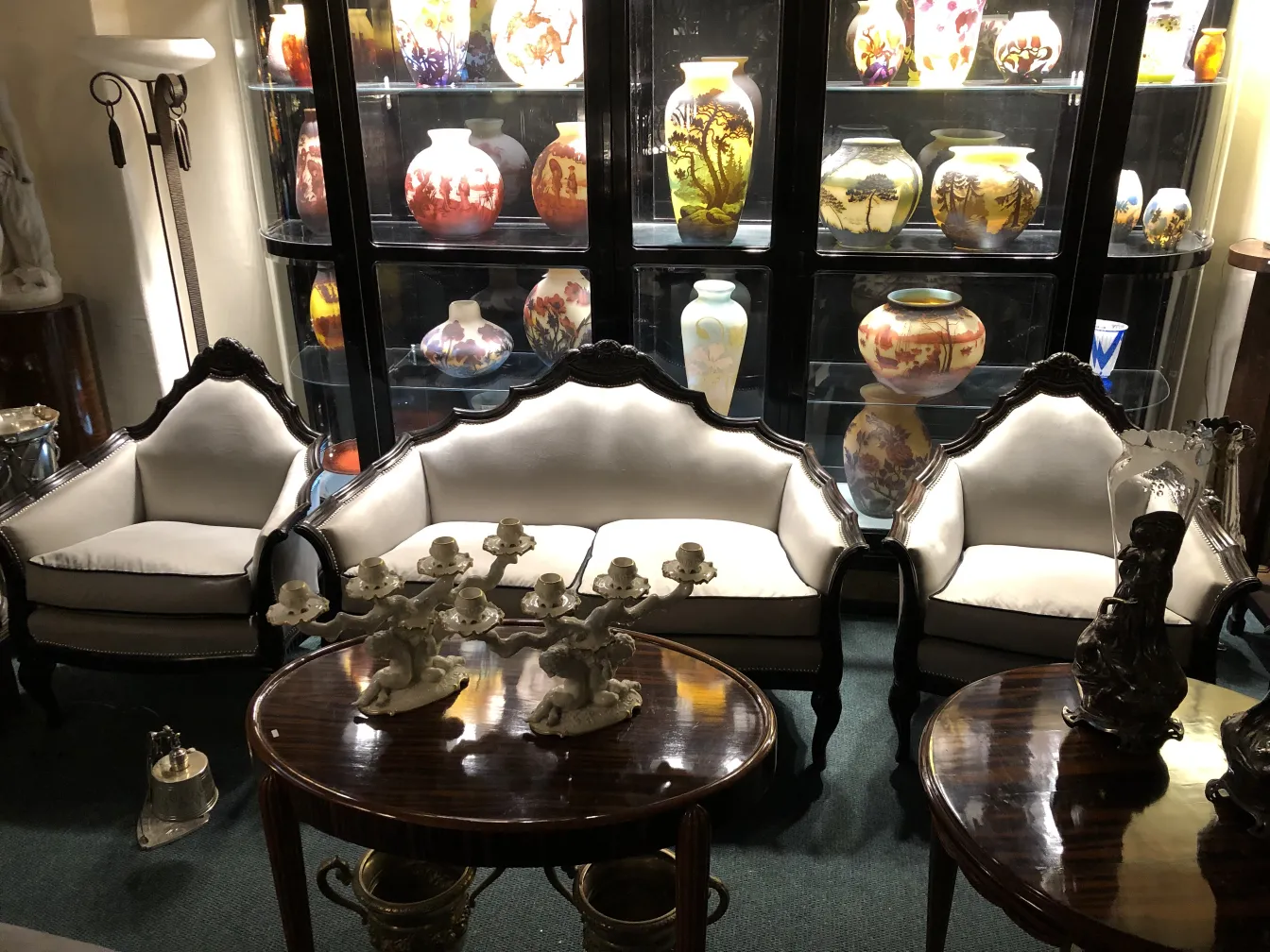 3 poltronas antigas com estilo elegante, decoradas, cercadas por vasos