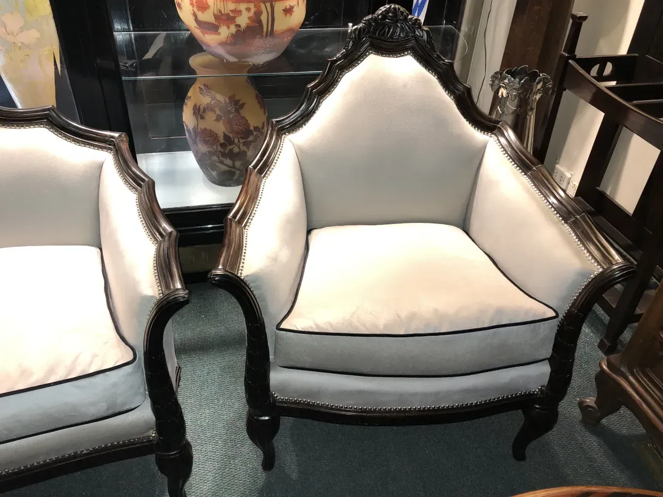 Tre poltrone antiche di Paul Follot con dettagli eleganti