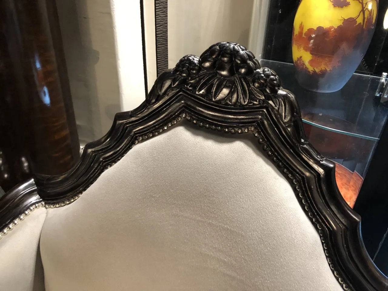 Vista de 3 poltronas antigas com encosto decorativo em um ambiente elegante