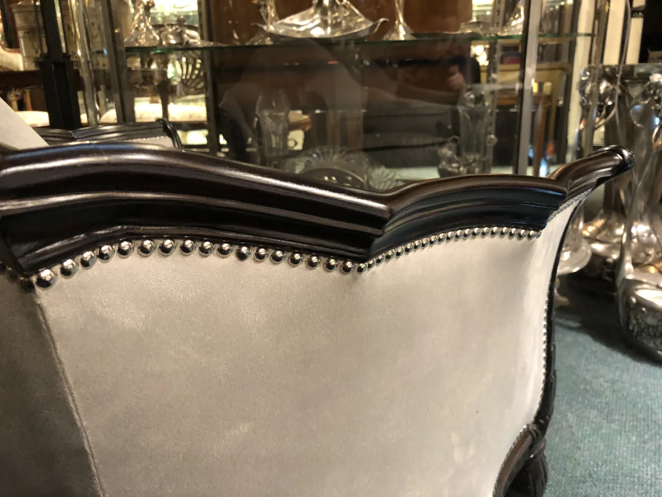 Détail d'un fauteuil ancien avec décoration élégante.