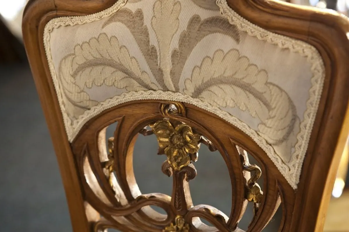 Cinco poltronas antigas no estilo Art Nouveau com detalhes dourados e tecidos sutis, criando uma atmosfera elegante.