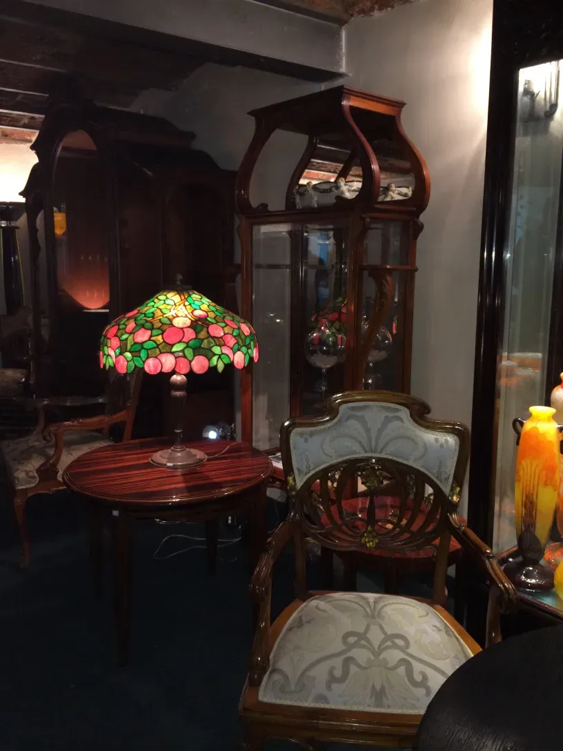 5 fauteuils anciens art nouveau dans un cadre chaleureux