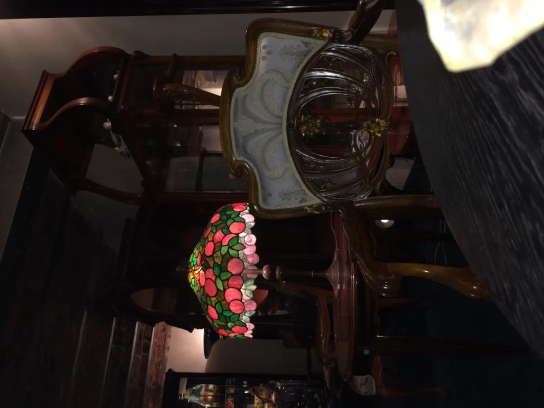 5 fauteuils anciens dans un cadre classique avec une lampe.