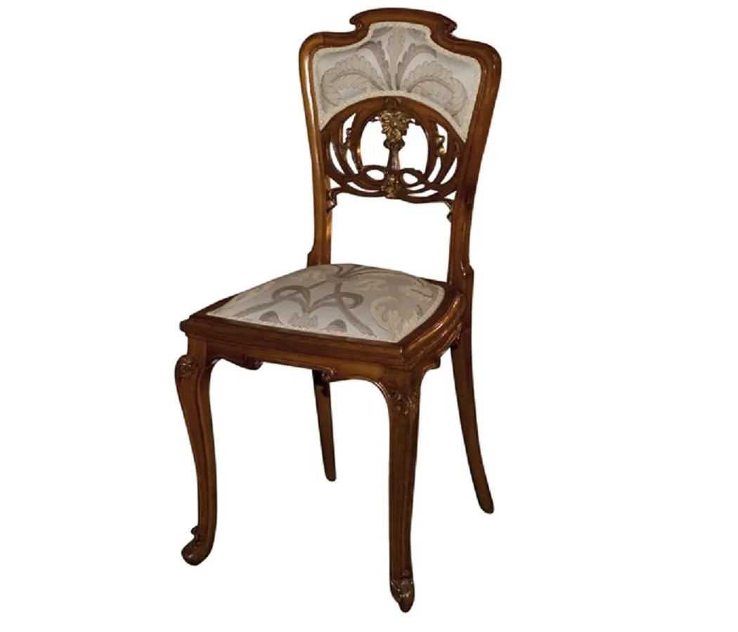 poltrona antiga com encosto intrincado e estofamento elegante