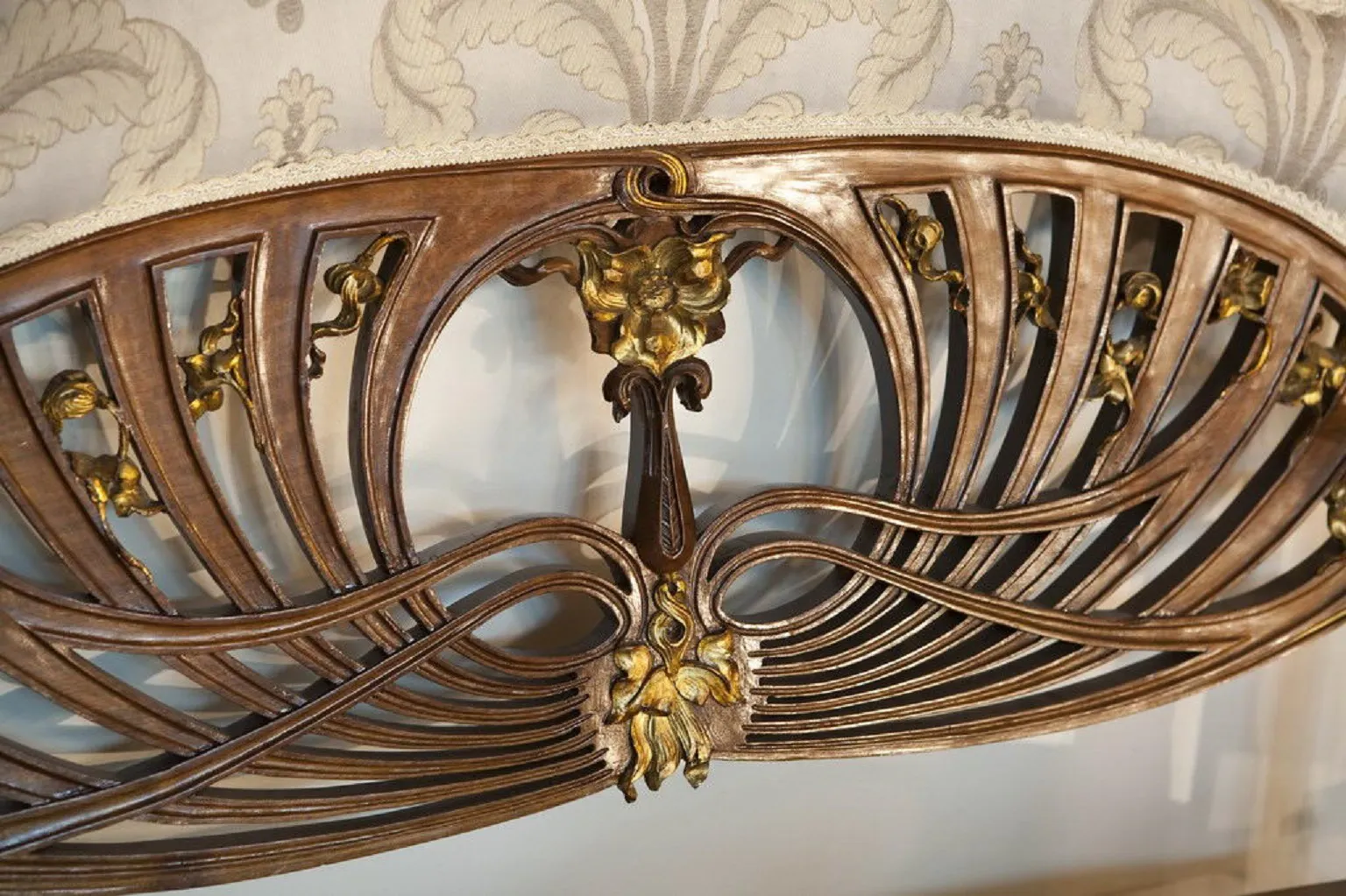 5 fauteuils anciens avec des designs complexes et de l'ornementation, cadre élégant