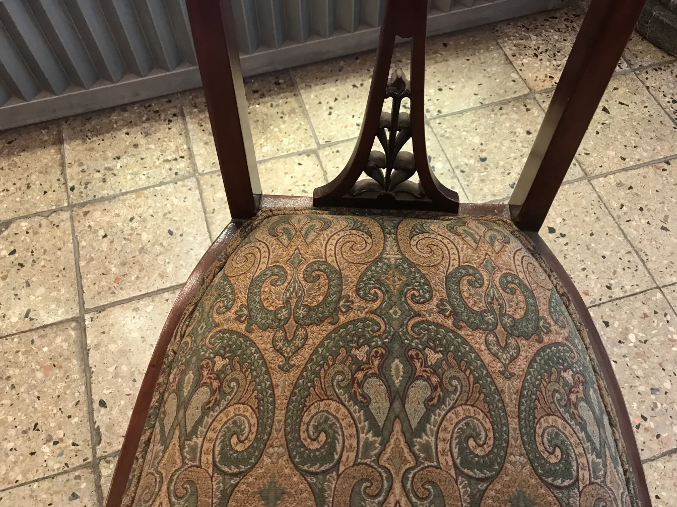 Poltrone e sedie antiche con design art nouveau