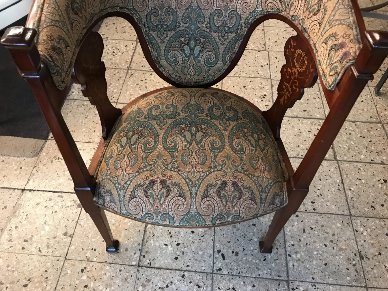 trois fauteuils et quatre chaises anciennes dans un cadre classique