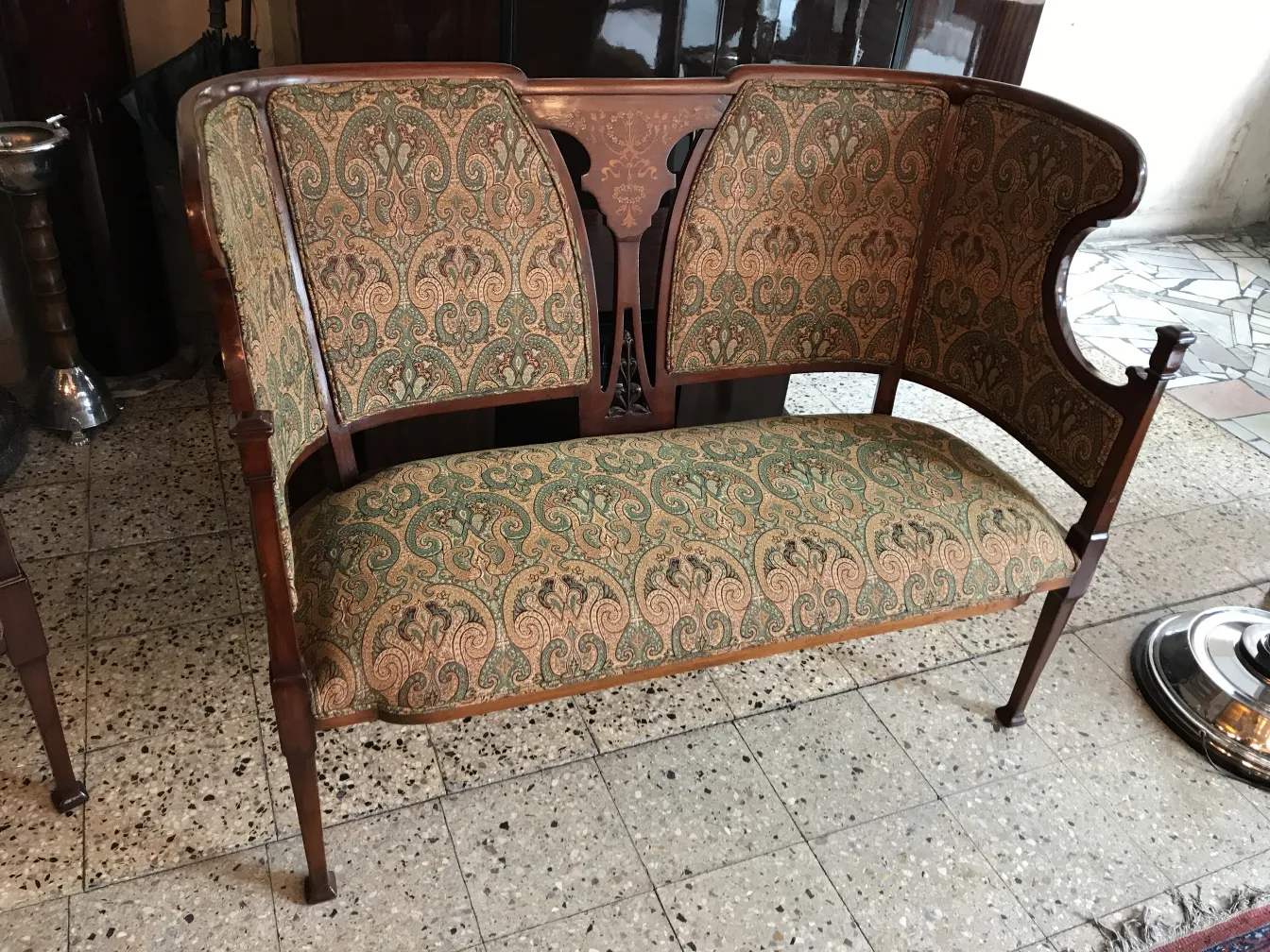 Sillones y sillas antiguas con diseño art nouveau en un ambiente elegante