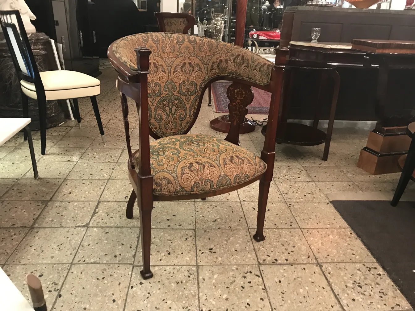 3 anciens fauteuils avec un design détaillé et 4 chaises dans un cadre classique