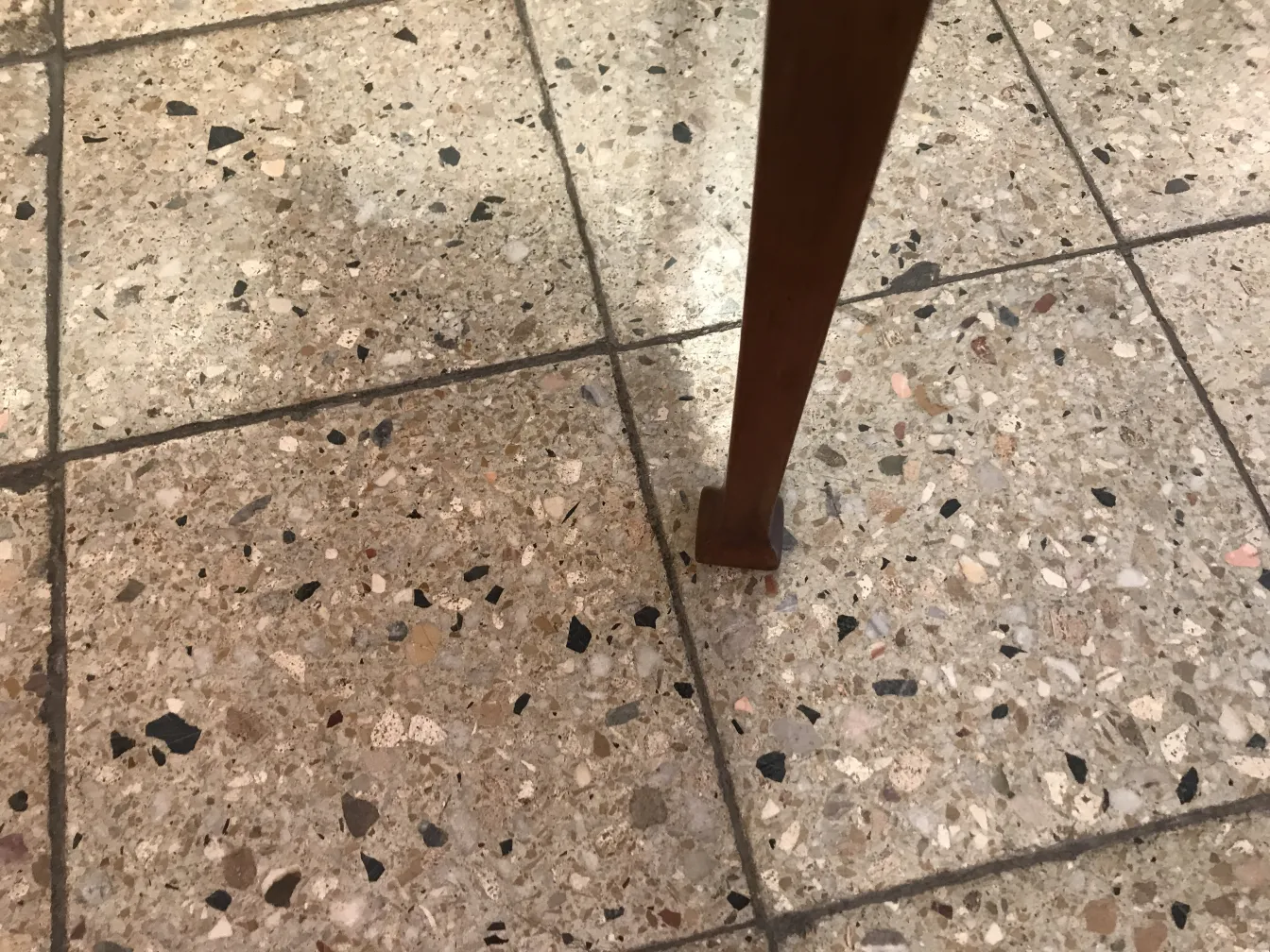 Detalhe das pernas de poltronas e cadeiras antigas, ambiente art nouveau