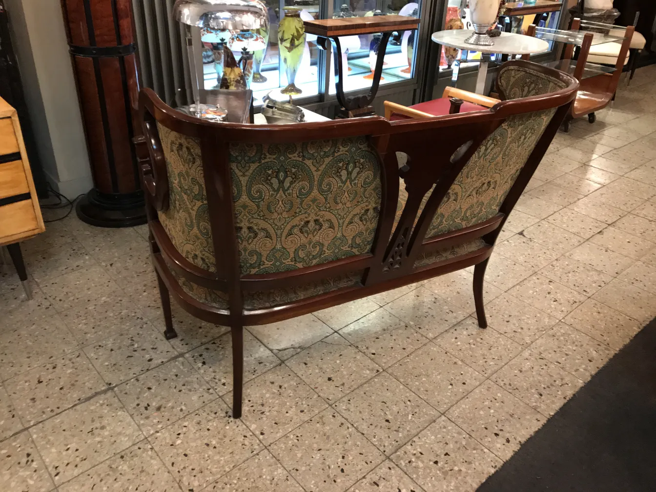 Drei Sessel im Art Nouveau-Stil und vier Stühle in einer antiken Umgebung.