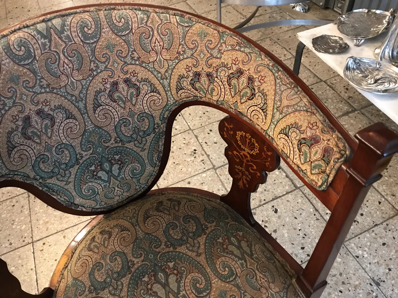 Poltronas e cadeiras antigas com um lindo design Art Nouveau, em um ambiente clássico.