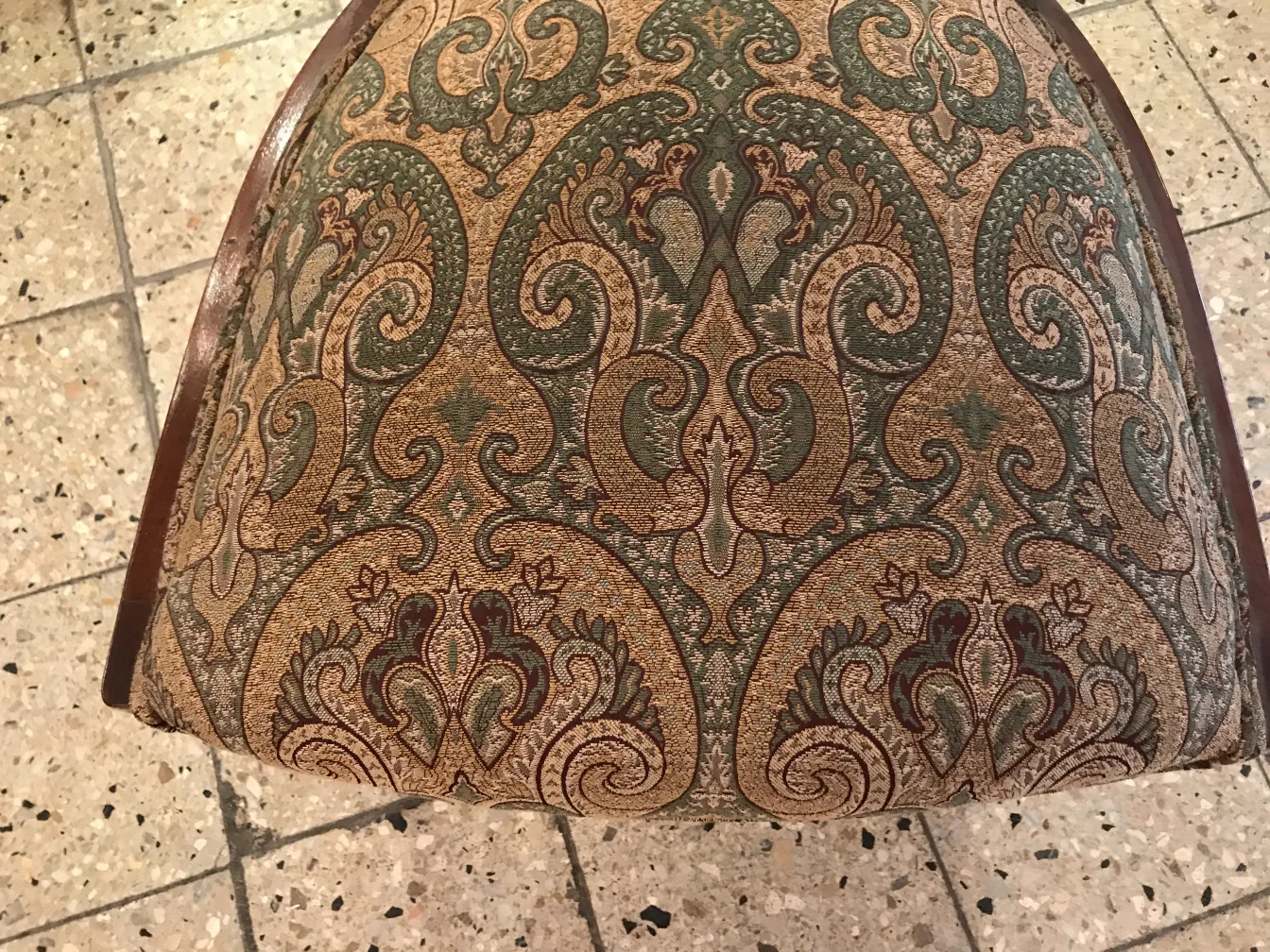 vista dettagliata di antichi 3 poltrone e 4 sedie con motivo colorato