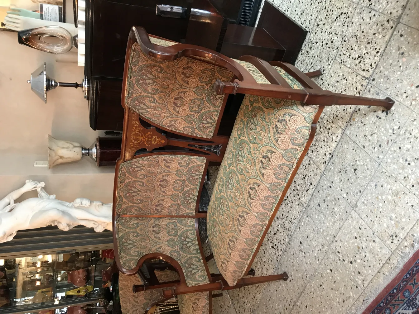 conjunto de tres sillones y cuatro sillas antiguas en ambiente sofisticado con detalles decorativos