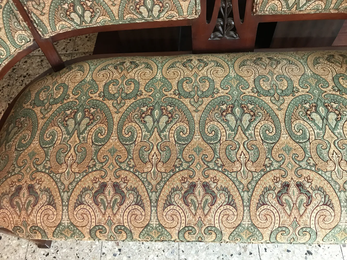 vista superior de 3 poltronas e 4 cadeiras antigas com padrões elaborados em estilo art nouveau