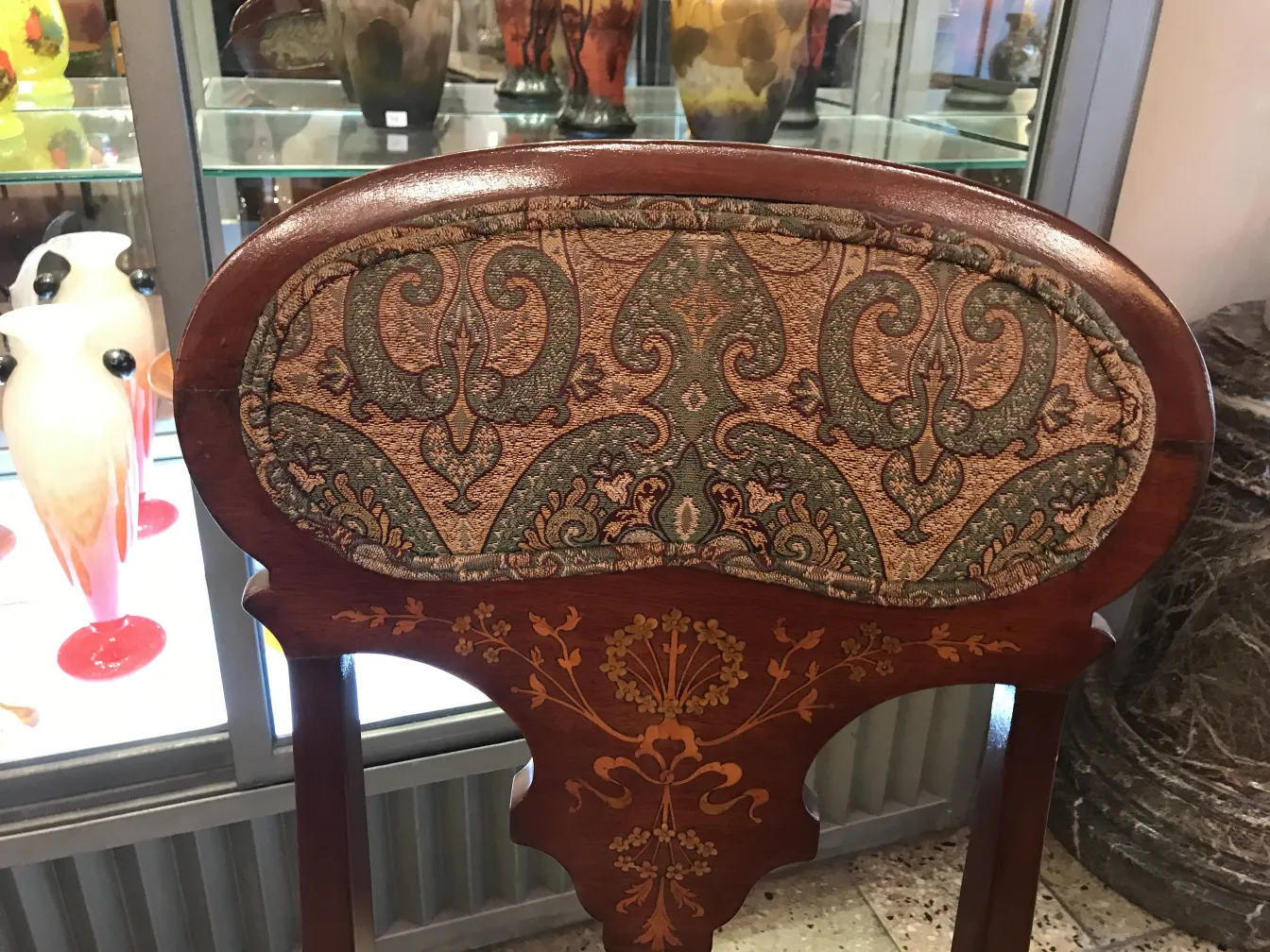 vista de sillones y sillas antiguos en entorno decorativo