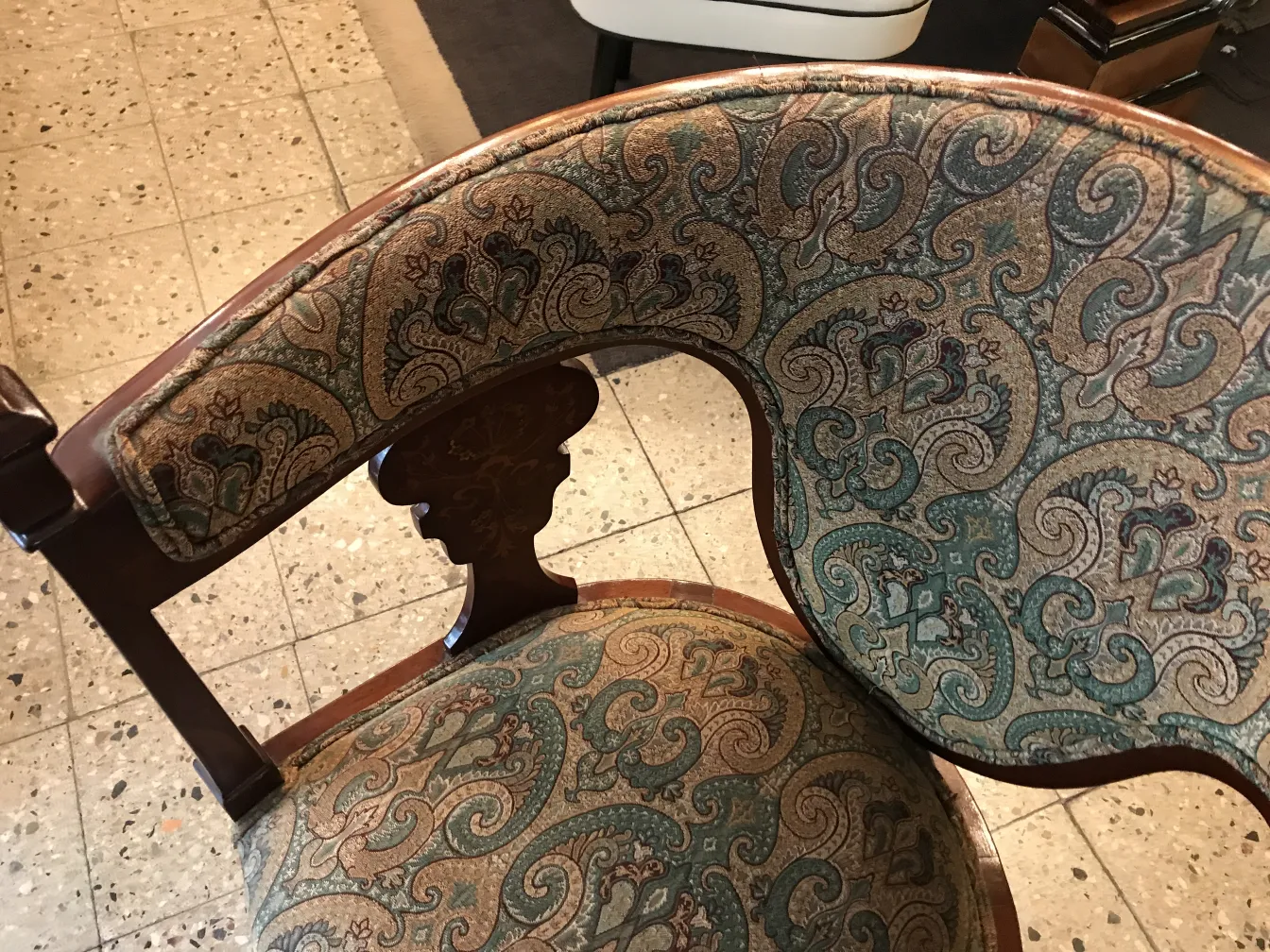 detalle de antiguos sillones y sillas en un entorno elegante