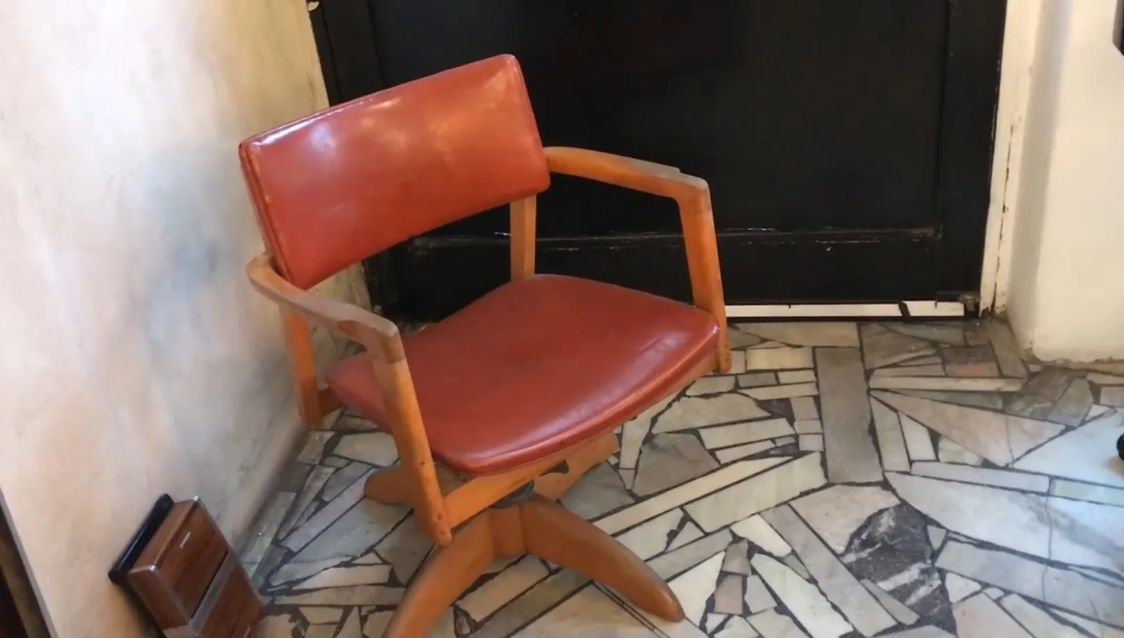 fauteuil de bureau ancien avec accoudoirs, revêtement rouge