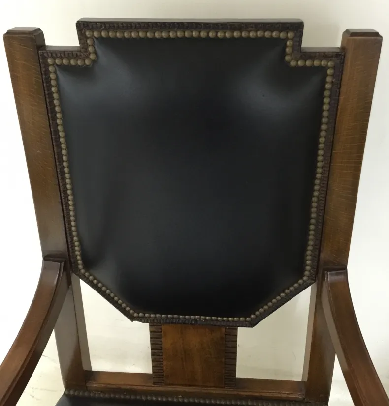 古董办公椅，黑色靠背和细节