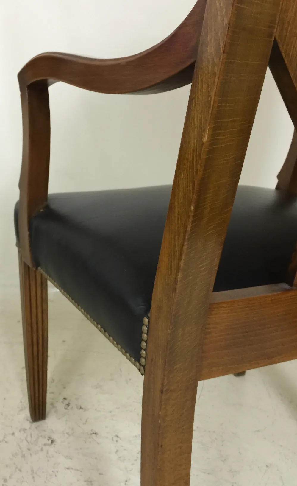Fauteuil de bureau ancien avec accoudoirs et rembourrage noir