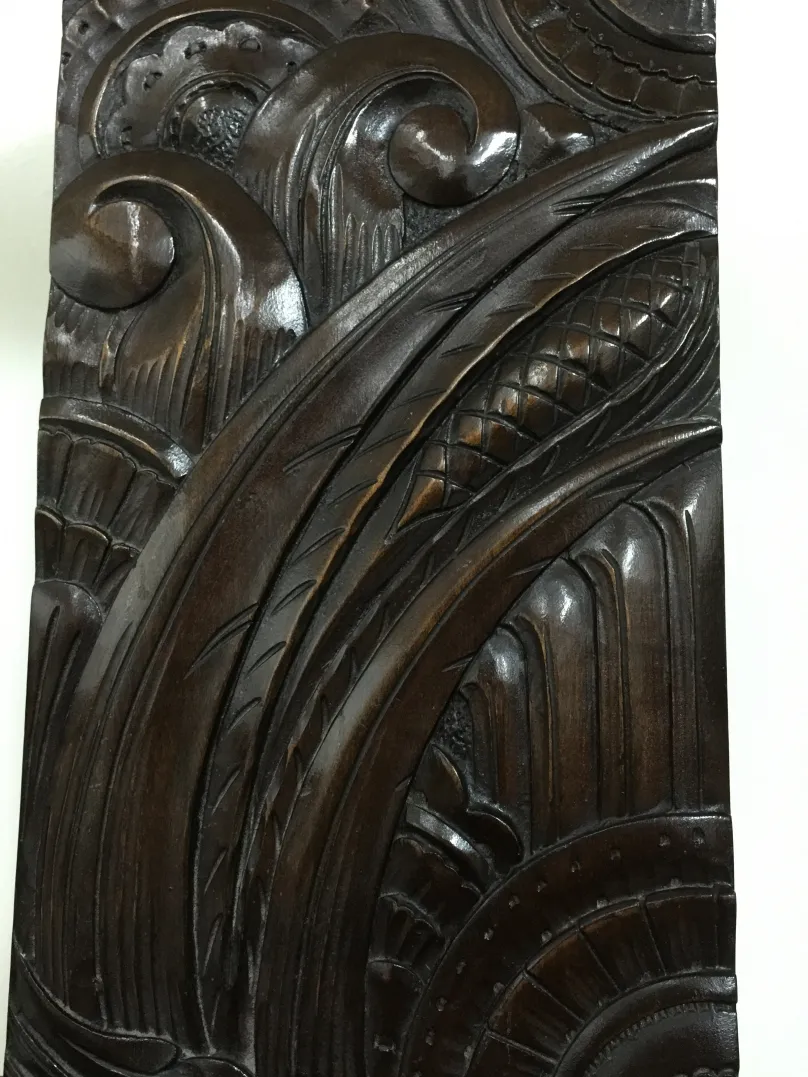 装飾的に彫刻された古いオフィスチェア。エレガントなオフィスに最適。