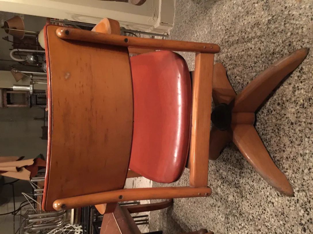 Sillón de escritorio antiguo con un diseño clásico y patines.