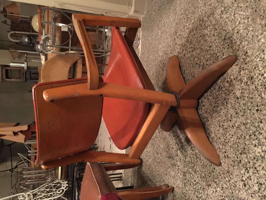 sillón de escritorio antiguo con asiento rojo y brazos, ambiente de época