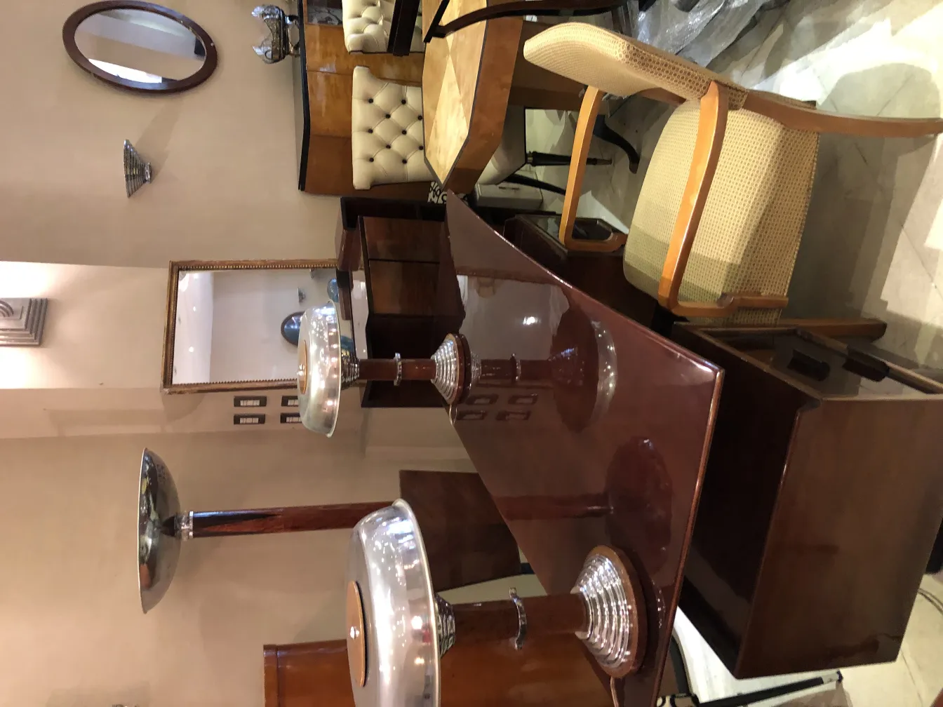 cadeira de escritório antiga com design acolhedor, ambiente elegante