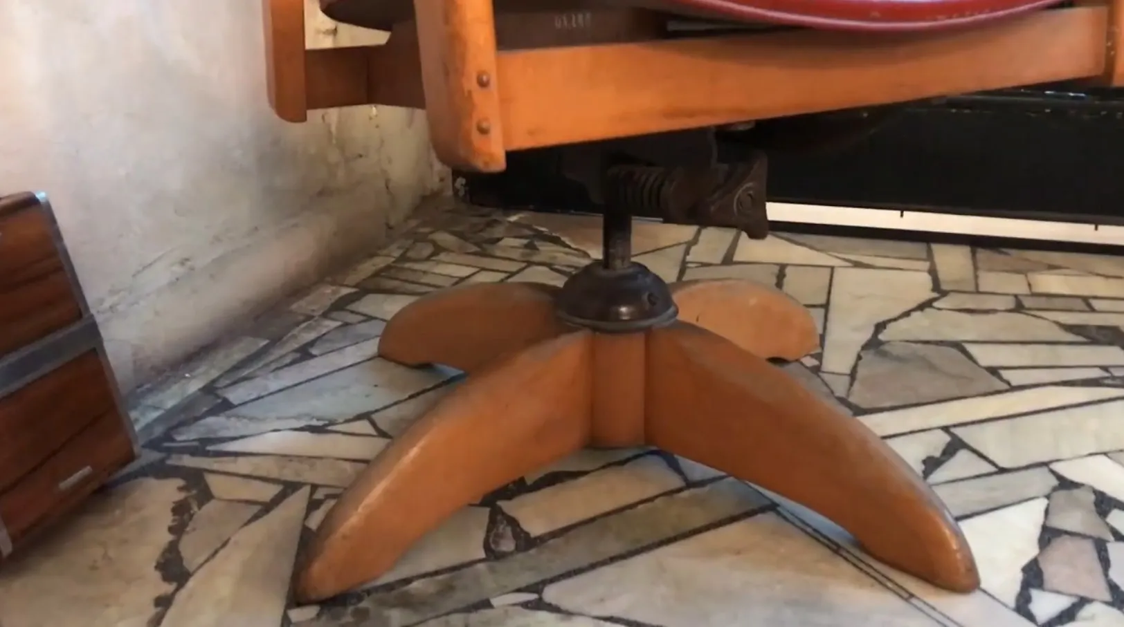 fauteuil de bureau antique avec base en croix dans un cadre accueillant