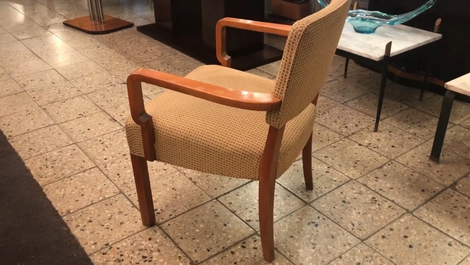 古董办公椅，带扶手和浅色 upholstery，环境优雅。