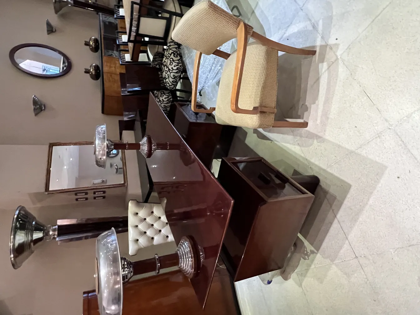 cadeira de escritório antiga com design clássico em um ambiente elegante