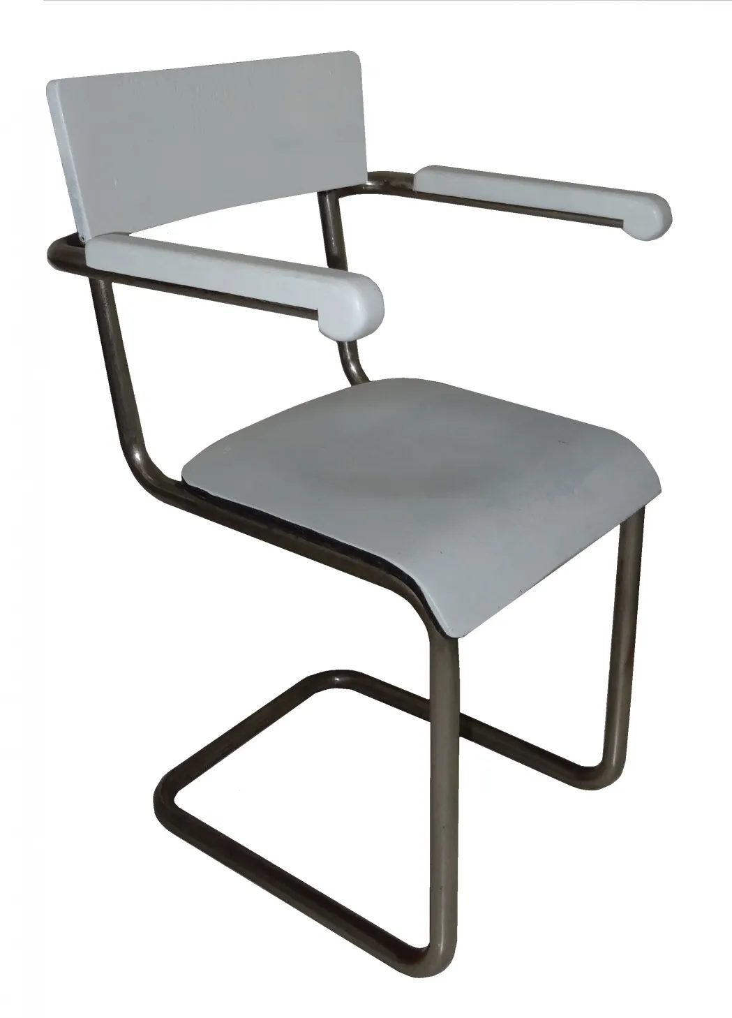 Fauteuil de bureau ancien avec accoudoirs dans un cadre classique.